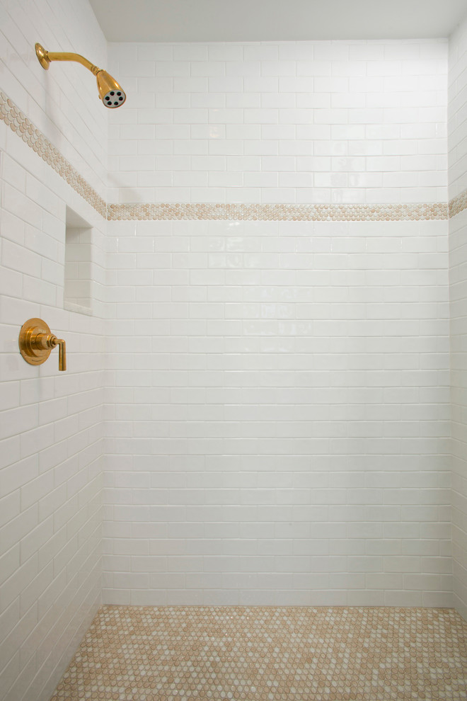 Cette image montre une douche en alcôve traditionnelle avec un carrelage blanc, un carrelage métro et un sol en carrelage de terre cuite.