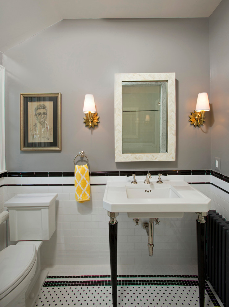 Kleines Klassisches Duschbad mit Waschtischkonsole, Wandtoilette mit Spülkasten, weißen Fliesen, Metrofliesen, grauer Wandfarbe und Mosaik-Bodenfliesen in Washington, D.C.