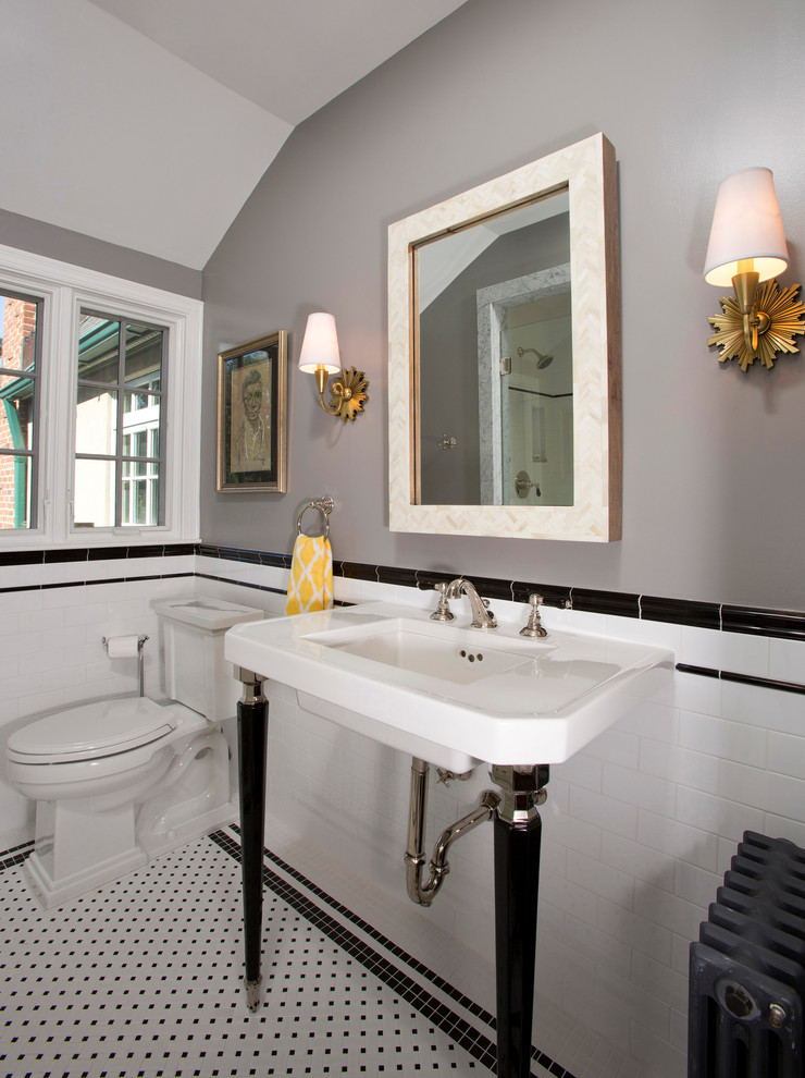 Стильный дизайн: маленькая ванная комната в классическом стиле с консольной раковиной, душем в нише, раздельным унитазом, белой плиткой, плиткой кабанчик, серыми стенами, полом из мозаичной плитки и душевой кабиной для на участке и в саду - последний тренд