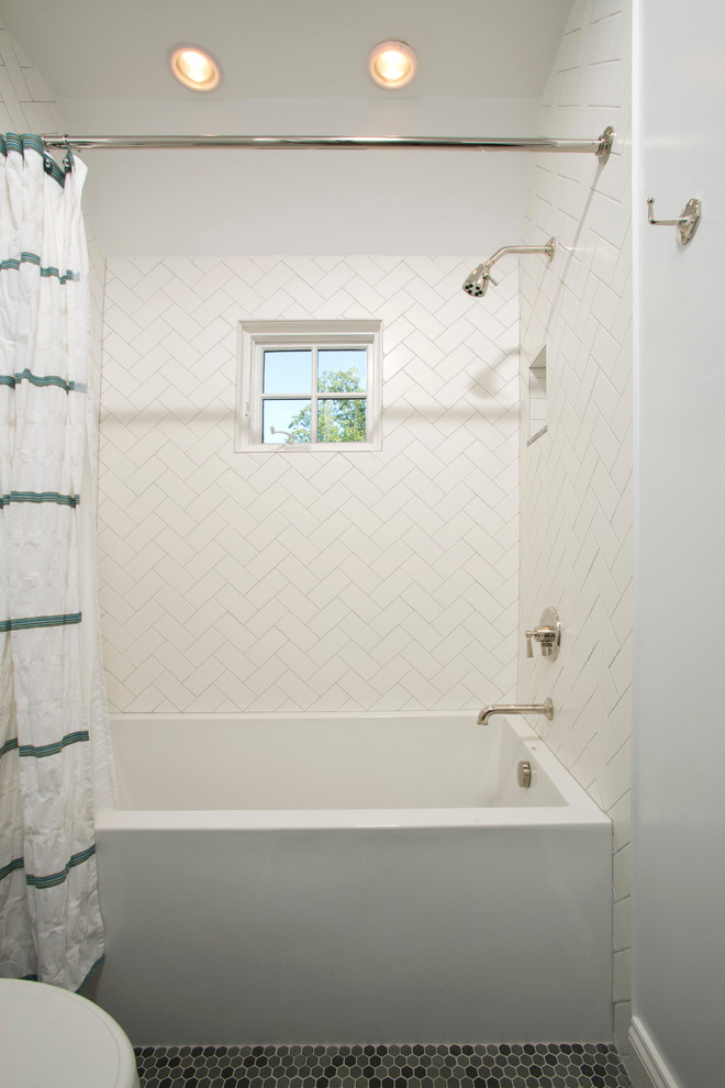 Klassisches Badezimmer mit Badewanne in Nische, weißen Fliesen, Metrofliesen, weißer Wandfarbe, Mosaik-Bodenfliesen und Duschbadewanne in Washington, D.C.