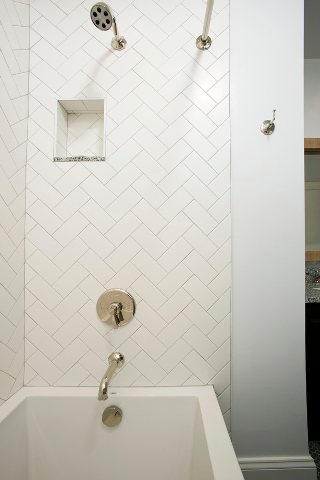 Свежая идея для дизайна: ванная комната в классическом стиле с врезной раковиной, плоскими фасадами, черными фасадами, столешницей из гранита, ванной в нише, душем в нише, унитазом-моноблоком, серой плиткой, плиткой кабанчик, белыми стенами и полом из мозаичной плитки - отличное фото интерьера
