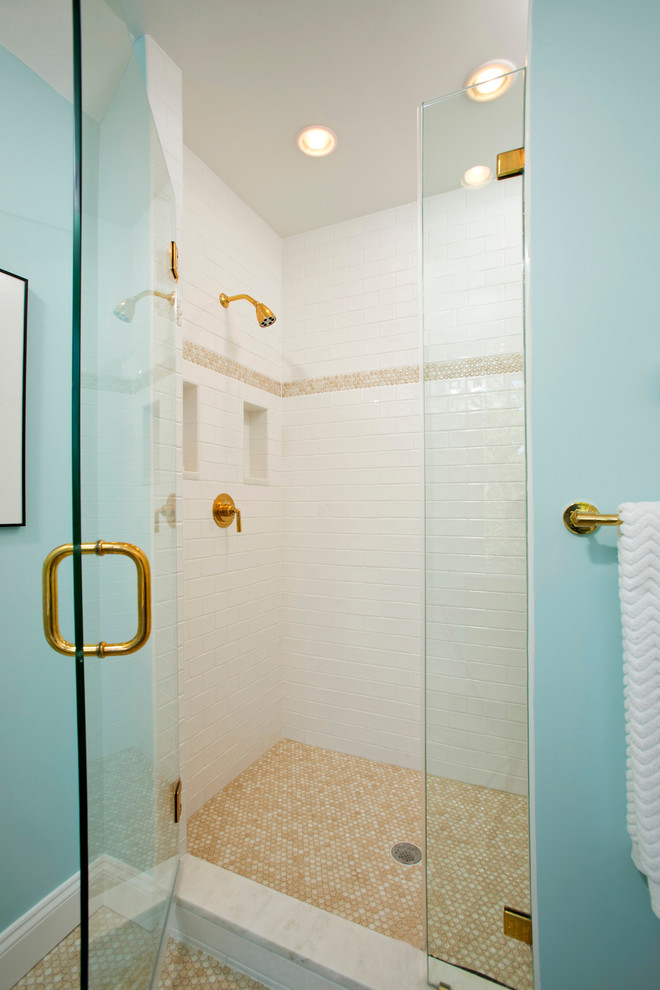 Immagine di una stanza da bagno con doccia classica di medie dimensioni con lavabo sottopiano, top in marmo, doccia alcova, WC monopezzo, piastrelle bianche, piastrelle diamantate, pareti blu e pavimento con piastrelle a mosaico