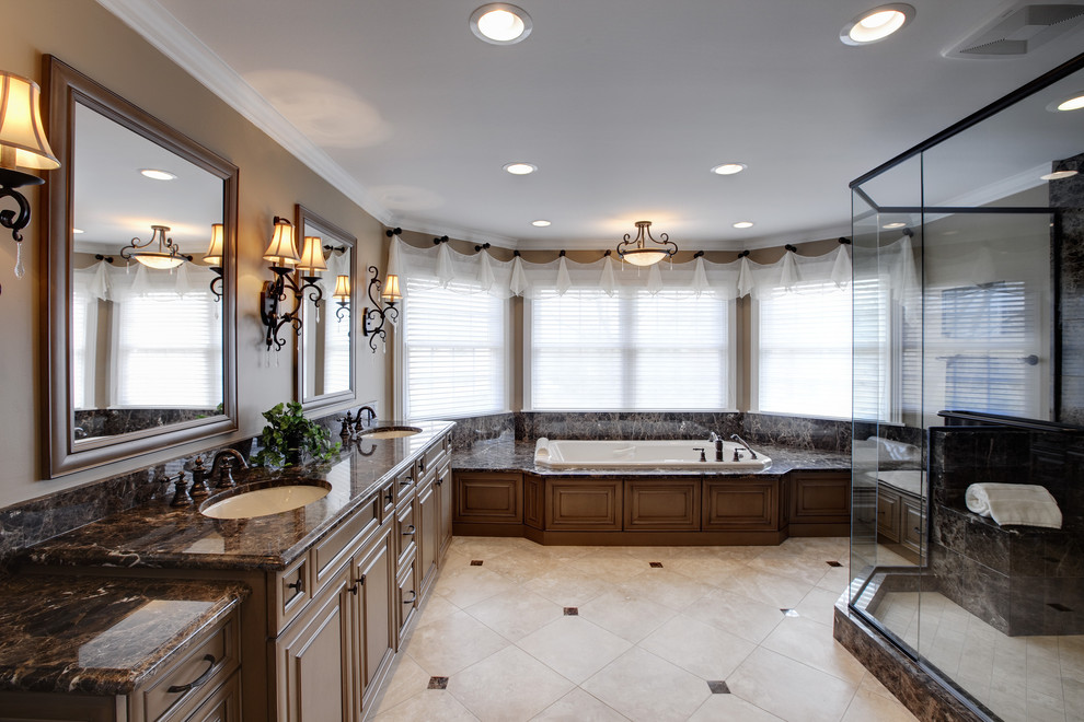 Пример оригинального дизайна: ванная комната в классическом стиле с врезной раковиной, фасадами с выступающей филенкой, фасадами цвета дерева среднего тона, накладной ванной, душем в нише и бежевой плиткой