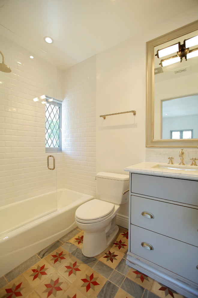 Cette photo montre une salle de bain chic avec un lavabo encastré.