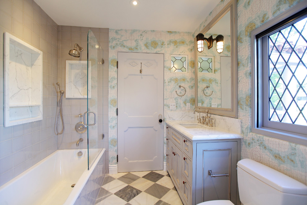 На фото: ванная комната в классическом стиле с мраморной столешницей с