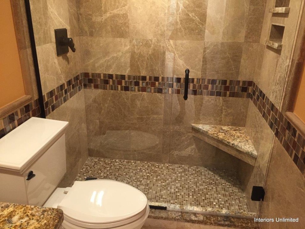 Kleines Klassisches Badezimmer En Suite mit Duschnische, Wandtoilette mit Spülkasten, braunen Fliesen, Porzellanfliesen, oranger Wandfarbe, Mosaik-Bodenfliesen und Granit-Waschbecken/Waschtisch in Miami