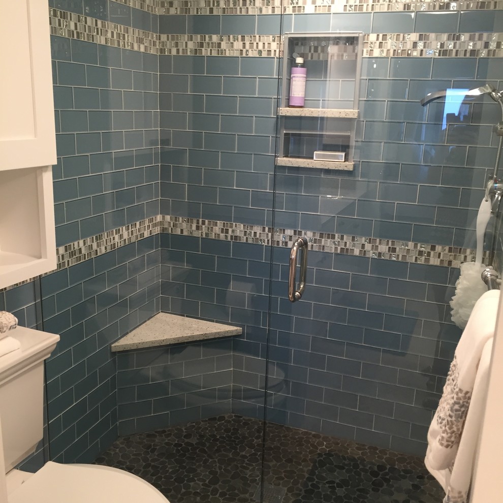 Idée de décoration pour une douche en alcôve principale marine de taille moyenne avec un placard à porte shaker, un carrelage bleu, un carrelage métro, un mur blanc, un sol en galet et un plan de toilette en granite.