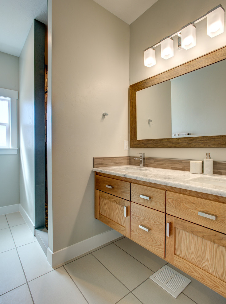 Idéer för ett mellanstort klassiskt en-suite badrum, med luckor med infälld panel, skåp i ljust trä, en hörndusch, grå kakel, porslinskakel, vita väggar, klinkergolv i porslin, ett undermonterad handfat och marmorbänkskiva