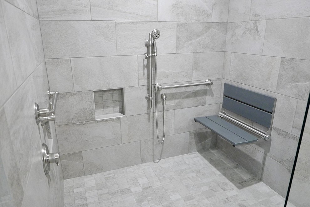Exempel på ett stort klassiskt vit vitt en-suite badrum, med skåp i shakerstil, grå skåp, en kantlös dusch, en toalettstol med separat cisternkåpa, grå kakel, porslinskakel, grå väggar, klinkergolv i porslin, ett undermonterad handfat, bänkskiva i kvarts, grått golv och dusch med gångjärnsdörr