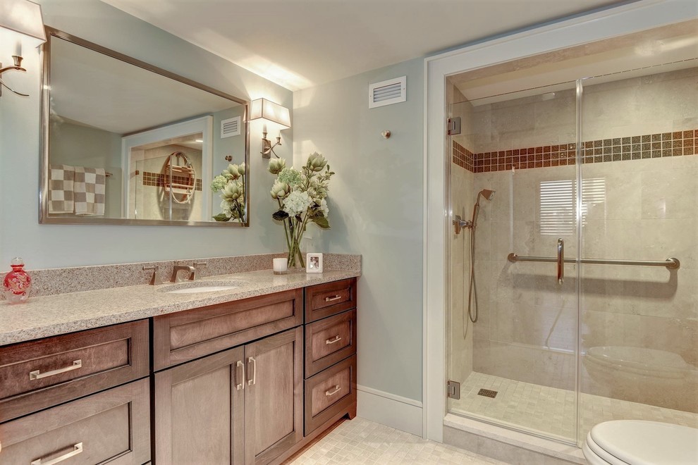 Modernes Badezimmer En Suite mit Schrankfronten im Shaker-Stil, dunklen Holzschränken, blauer Wandfarbe, Unterbauwaschbecken und Granit-Waschbecken/Waschtisch in Washington, D.C.