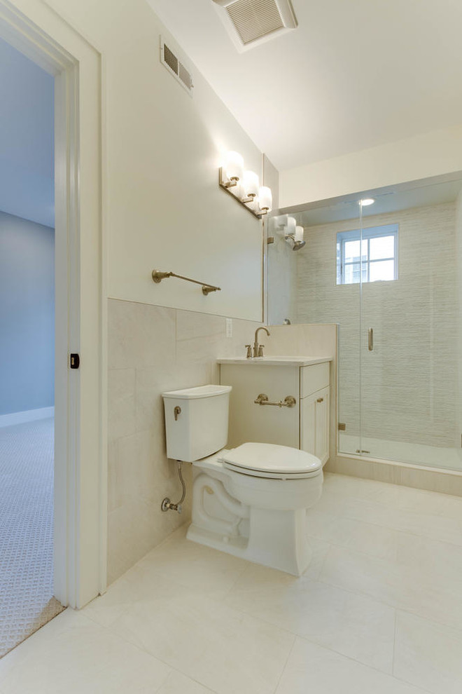 Exempel på ett stort modernt badrum med dusch, med vita skåp, en dubbeldusch, vit kakel, keramikplattor, vita väggar, klinkergolv i keramik, skåp i shakerstil, en toalettstol med separat cisternkåpa, ett undermonterad handfat och marmorbänkskiva