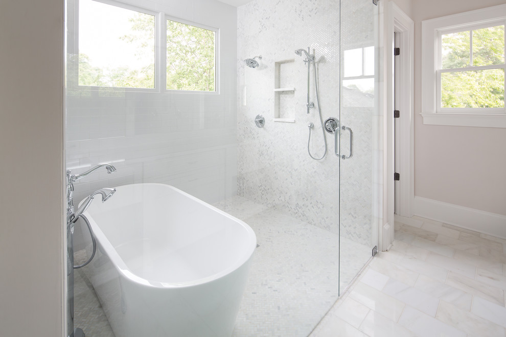 Стильный дизайн: большая главная ванная комната в стиле неоклассика (современная классика) с отдельно стоящей ванной, душевой комнатой, мраморной плиткой, врезной раковиной и душем с распашными дверями - последний тренд