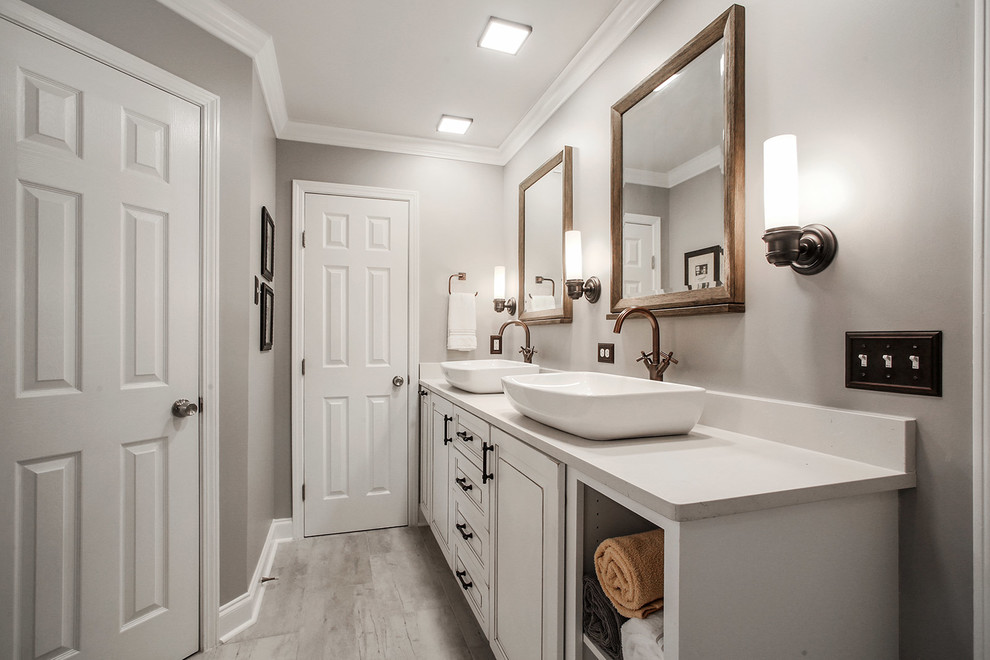 Idéer för att renovera ett stort vintage vit vitt en-suite badrum, med luckor med upphöjd panel, vita skåp, ett badkar med tassar, en hörndusch, vit kakel, tunnelbanekakel, grå väggar, klinkergolv i porslin, ett fristående handfat, bänkskiva i akrylsten, grått golv och med dusch som är öppen