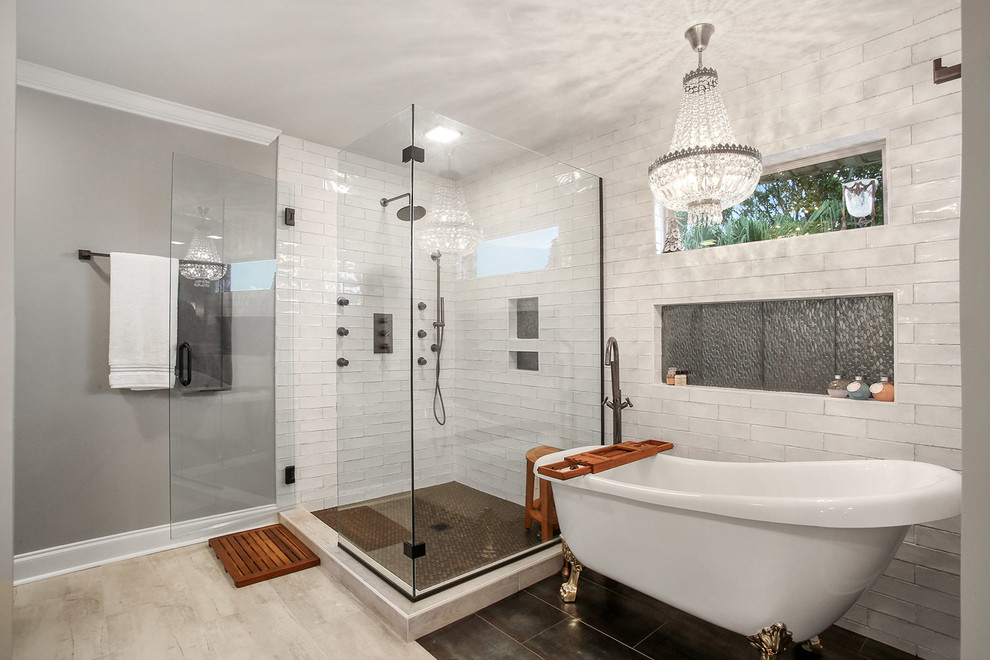 Пример оригинального дизайна: большая главная ванная комната в стиле неоклассика (современная классика) с фасадами с выступающей филенкой, белыми фасадами, ванной на ножках, угловым душем, белой плиткой, плиткой кабанчик, серыми стенами, полом из керамогранита, настольной раковиной, столешницей из искусственного камня, серым полом, душем с распашными дверями и белой столешницей