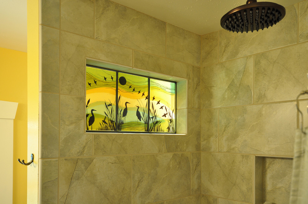 Immagine di una piccola stanza da bagno con doccia stile americano con lavabo a colonna, ante in stile shaker, ante bianche, doccia alcova, WC monopezzo, piastrelle grigie, piastrelle in gres porcellanato, pareti gialle e pavimento in gres porcellanato