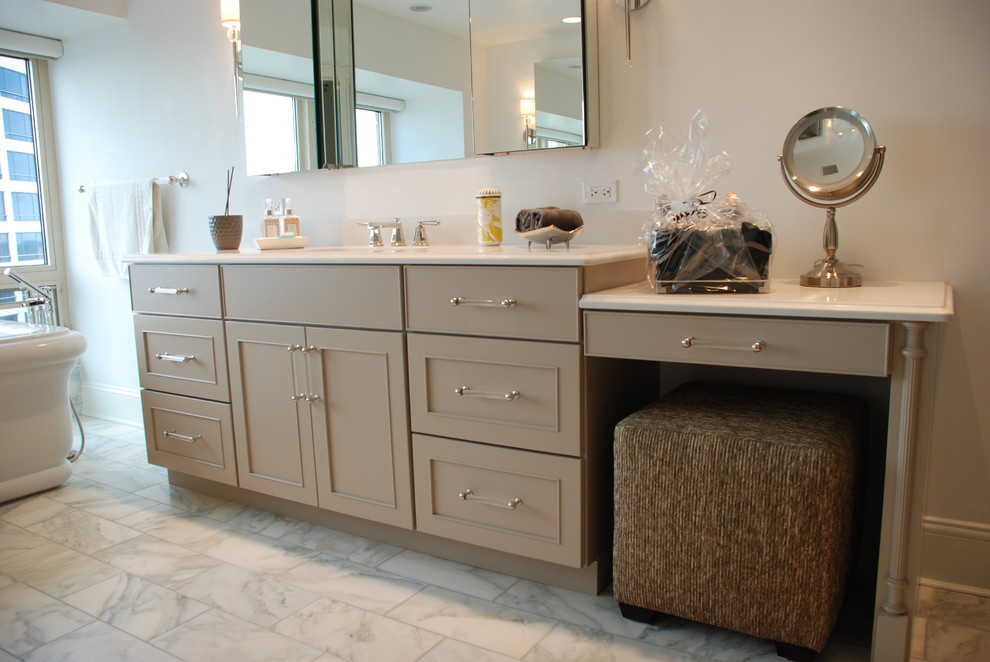 Diseño de cuarto de baño principal contemporáneo grande con lavabo bajoencimera, armarios con paneles lisos y puertas de armario beige
