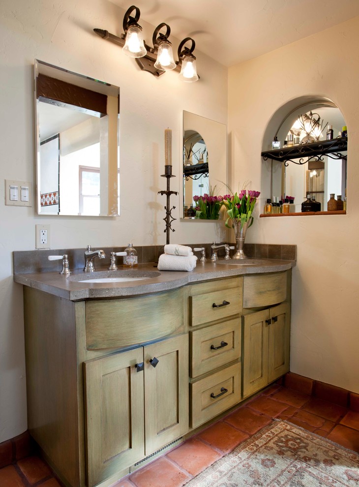 サンディエゴにある地中海スタイルのおしゃれな浴室 (アンダーカウンター洗面器、シェーカースタイル扉のキャビネット、緑のキャビネット、テラコッタタイルの床) の写真