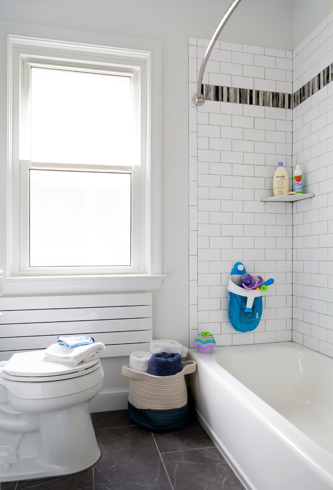 Foto di una piccola stanza da bagno per bambini con ante bianche, vasca ad alcova, vasca/doccia, WC a due pezzi, piastrelle grigie, piastrelle in gres porcellanato, pareti blu, pavimento in gres porcellanato e lavabo integrato