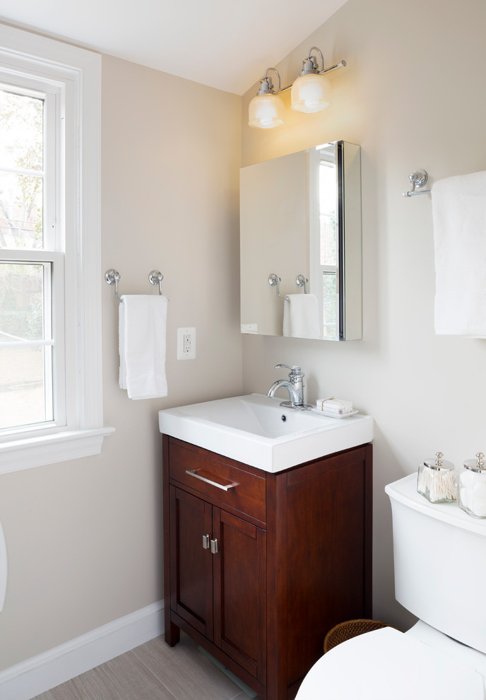 Exempel på ett litet klassiskt badrum med dusch, med skåp i shakerstil, skåp i mellenmörkt trä, en dusch i en alkov, en toalettstol med separat cisternkåpa, grå kakel, porslinskakel, grå väggar, klinkergolv i porslin och ett integrerad handfat