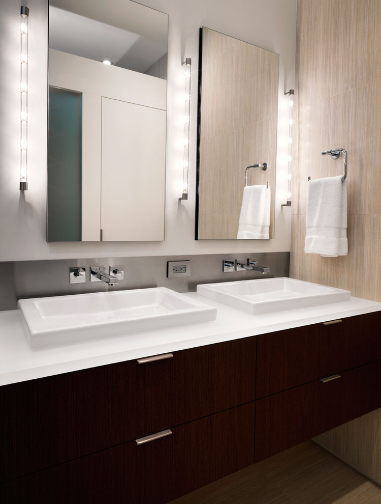 Imagen de cuarto de baño rectangular actual con lavabo sobreencimera, armarios con paneles lisos, puertas de armario de madera en tonos medios y baldosas y/o azulejos beige