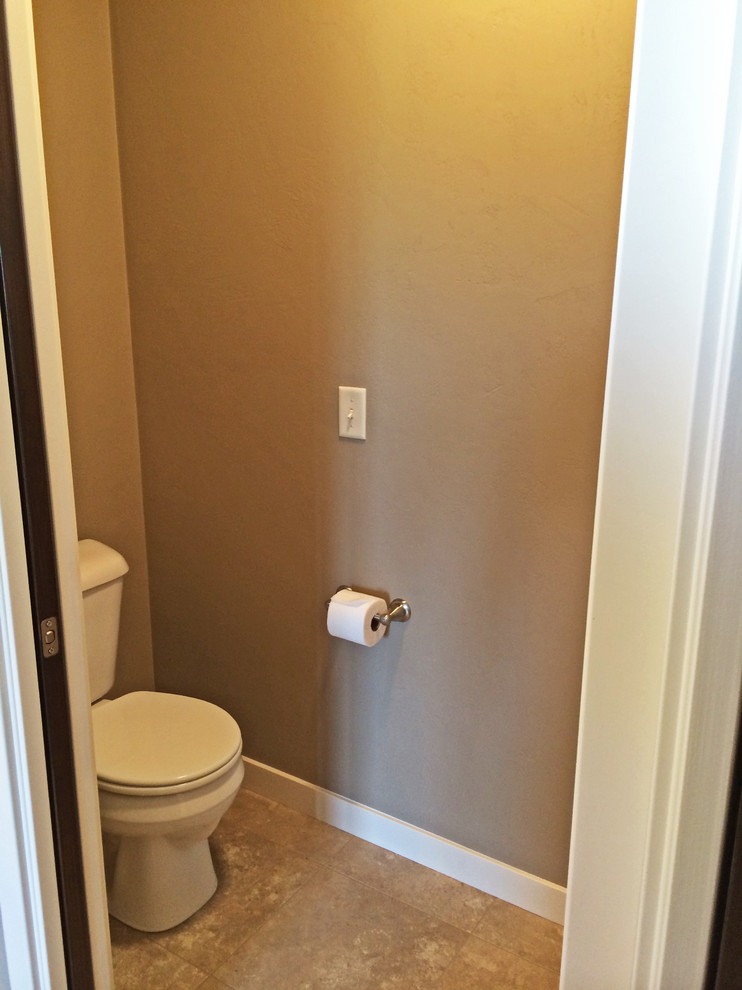 Idee per un bagno di servizio stile americano di medie dimensioni con pareti beige