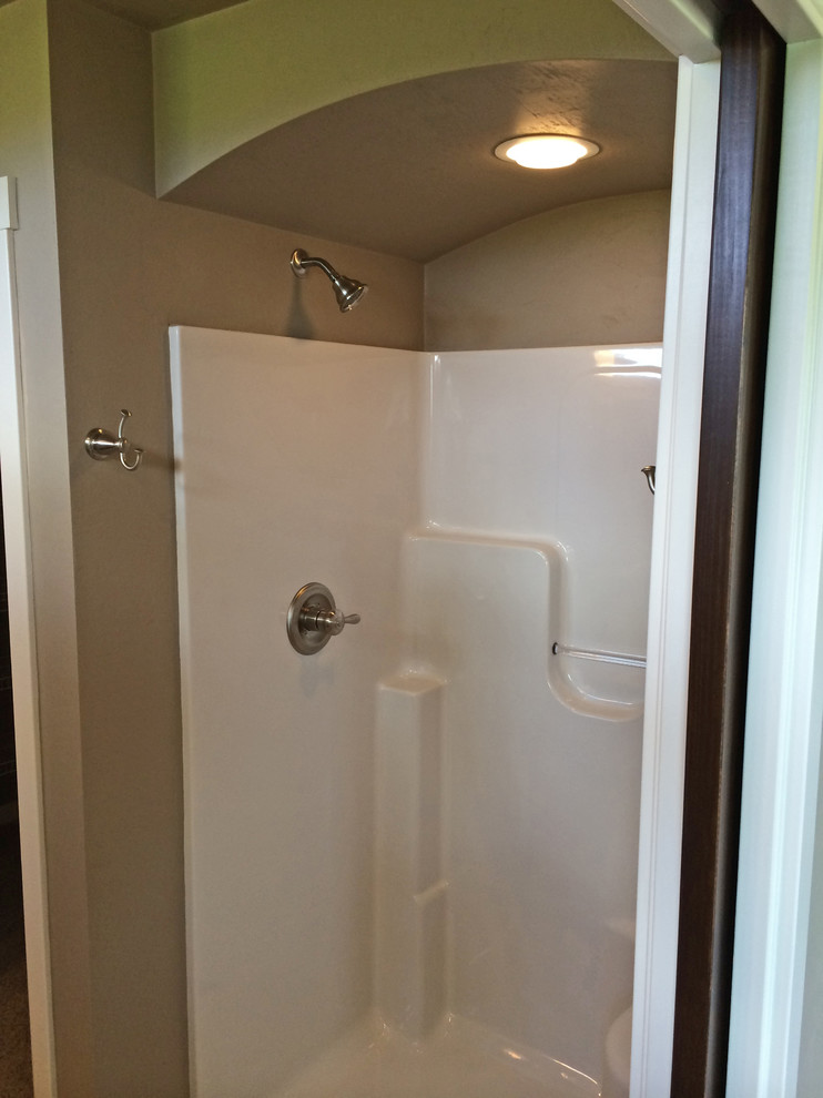 Diseño de cuarto de baño principal de estilo americano de tamaño medio con ducha abierta y paredes beige