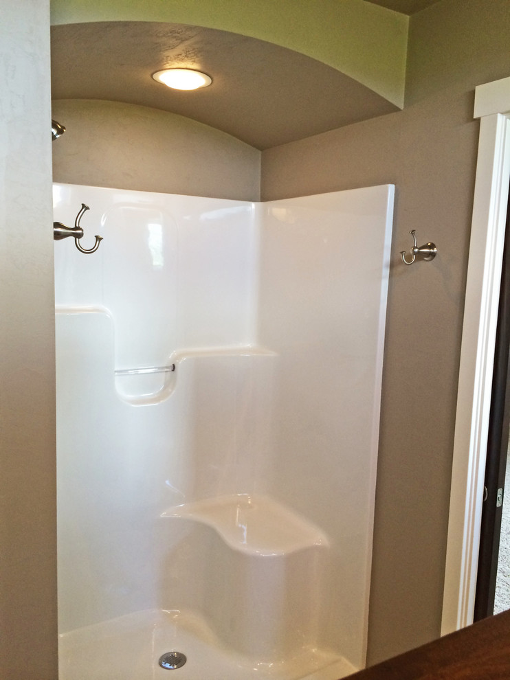 На фото: главная ванная комната среднего размера в стиле кантри с открытым душем и бежевыми стенами