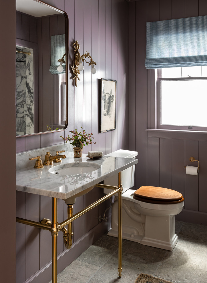Imagen de cuarto de baño tradicional con paredes púrpuras, lavabo bajoencimera, suelo gris y encimeras blancas