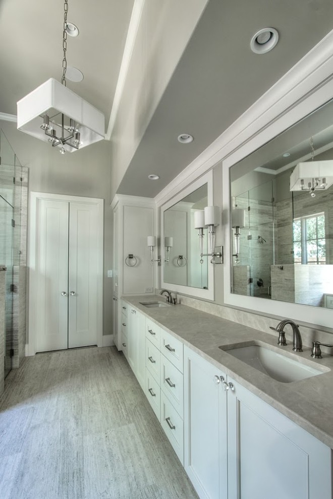 Inredning av ett klassiskt stort en-suite badrum, med ett undermonterad handfat, släta luckor, vita skåp, marmorbänkskiva, en hörndusch, grå kakel, stenkakel, grå väggar och marmorgolv