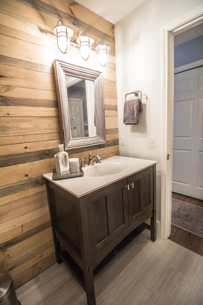 Idées déco pour une salle d'eau classique en bois foncé avec un placard à porte shaker, WC séparés, un mur blanc, un sol en carrelage de porcelaine, un lavabo intégré et un plan de toilette en surface solide.