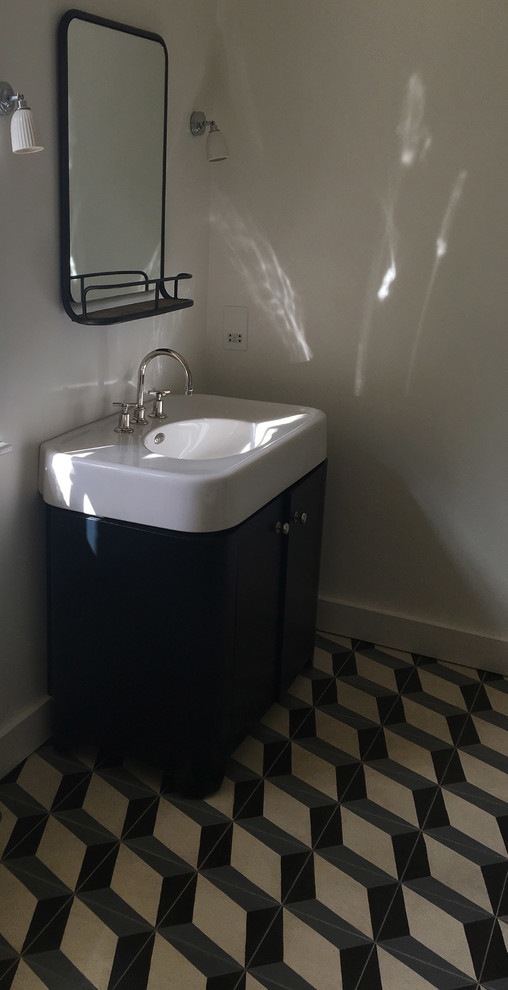 Aménagement d'une salle de bain contemporaine avec des carreaux de béton et carreaux de ciment au sol.