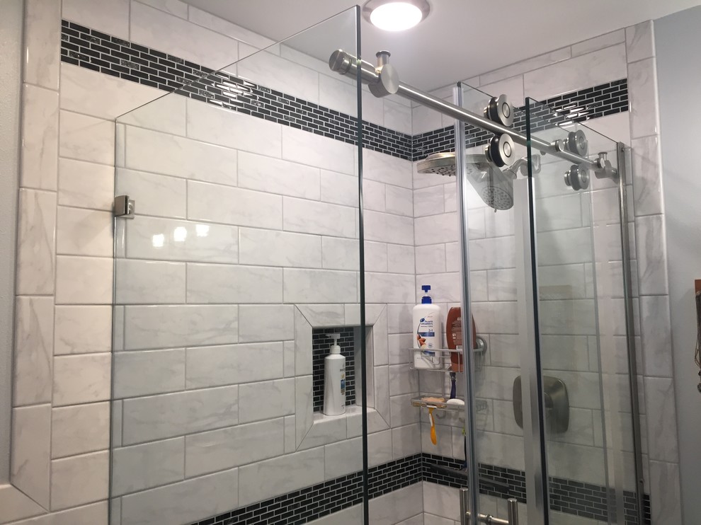Idéer för ett litet modernt vit en-suite badrum, med möbel-liknande, grå skåp, en toalettstol med separat cisternkåpa, vit kakel, porslinskakel, blå väggar, vinylgolv, ett undermonterad handfat, marmorbänkskiva, grått golv och dusch med skjutdörr