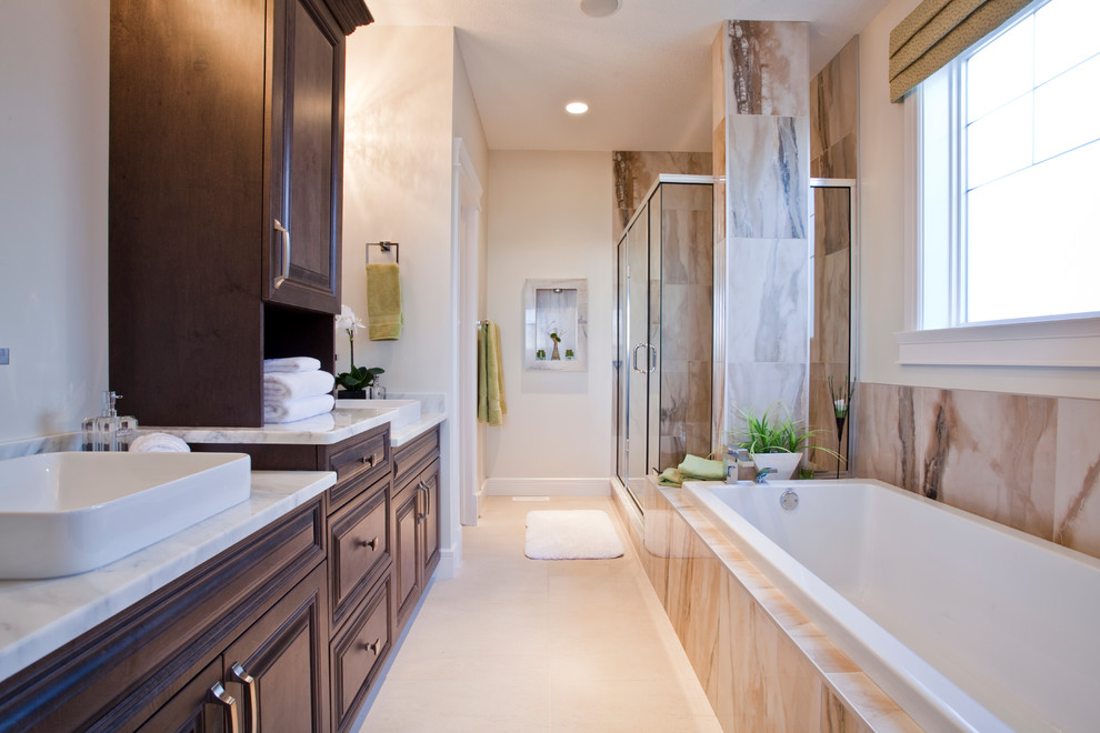 Modern inredning av ett mellanstort badrum, med ett konsol handfat, ett platsbyggt badkar, en öppen dusch och en toalettstol med hel cisternkåpa