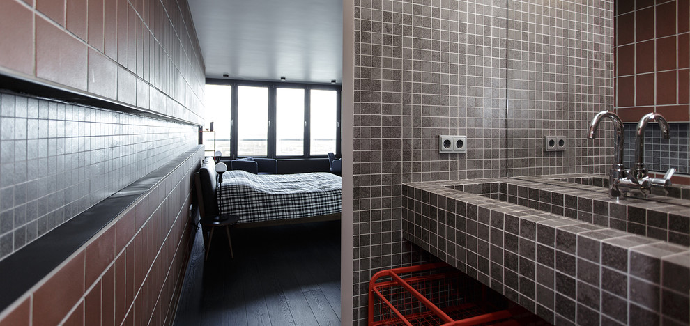 На фото: ванная комната среднего размера в стиле лофт с серыми стенами, полом из керамогранита и черным полом с