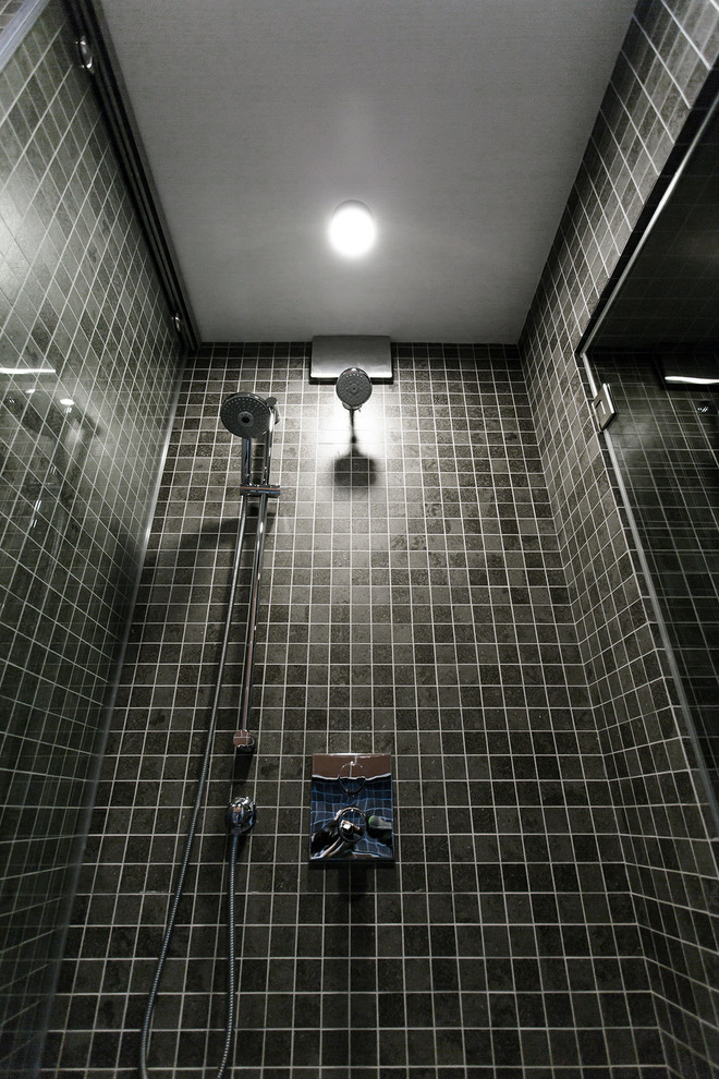 Пример оригинального дизайна: ванная комната среднего размера в стиле лофт с серыми стенами, полом из керамогранита и черным полом