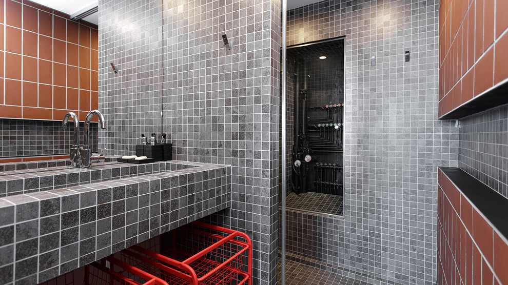 Источник вдохновения для домашнего уюта: ванная комната среднего размера в стиле лофт с монолитной раковиной, серой плиткой, плиткой мозаикой, серыми стенами, полом из керамогранита и черным полом