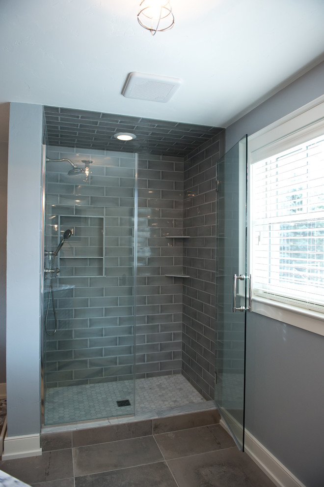 Exemple d'une douche en alcôve nature de taille moyenne avec un placard à porte affleurante, des portes de placards vertess, un mur bleu, un sol en carrelage de céramique, un lavabo encastré, un plan de toilette en quartz modifié, un sol gris et une cabine de douche à porte battante.