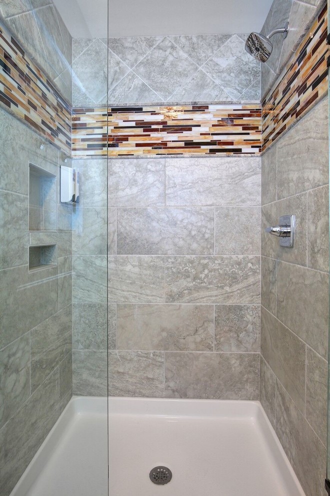 Idee per una stanza da bagno con doccia contemporanea di medie dimensioni con doccia alcova, piastrelle grigie, piastrelle in ceramica, pareti bianche e porta doccia a battente