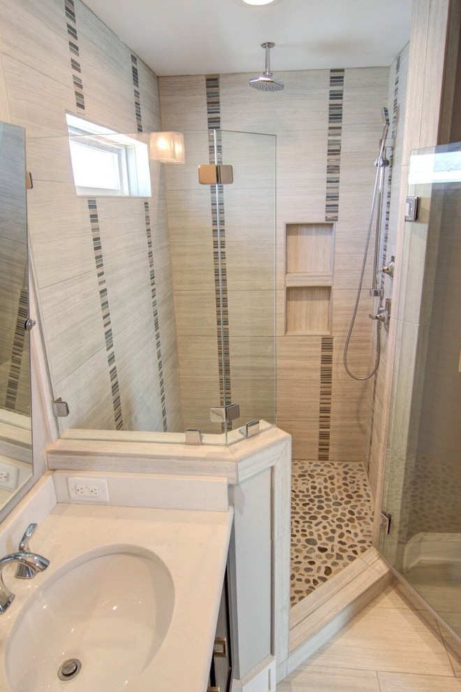 Cette image montre une salle d'eau traditionnelle de taille moyenne avec une douche d'angle, un carrelage beige, un carrelage de pierre, un mur beige, un sol en carrelage de porcelaine, un lavabo encastré et un plan de toilette en quartz modifié.