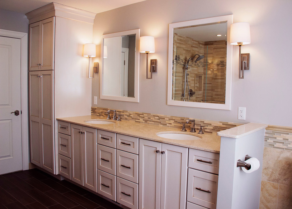Inspiration för moderna en-suite badrum, med ett fristående handfat, luckor med infälld panel, vita skåp, ett platsbyggt badkar, en hörndusch, brun kakel, stickkakel och vita väggar
