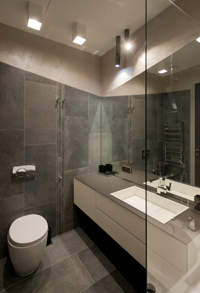 Modernes Badezimmer mit Wandtoilette mit Spülkasten in Sonstige