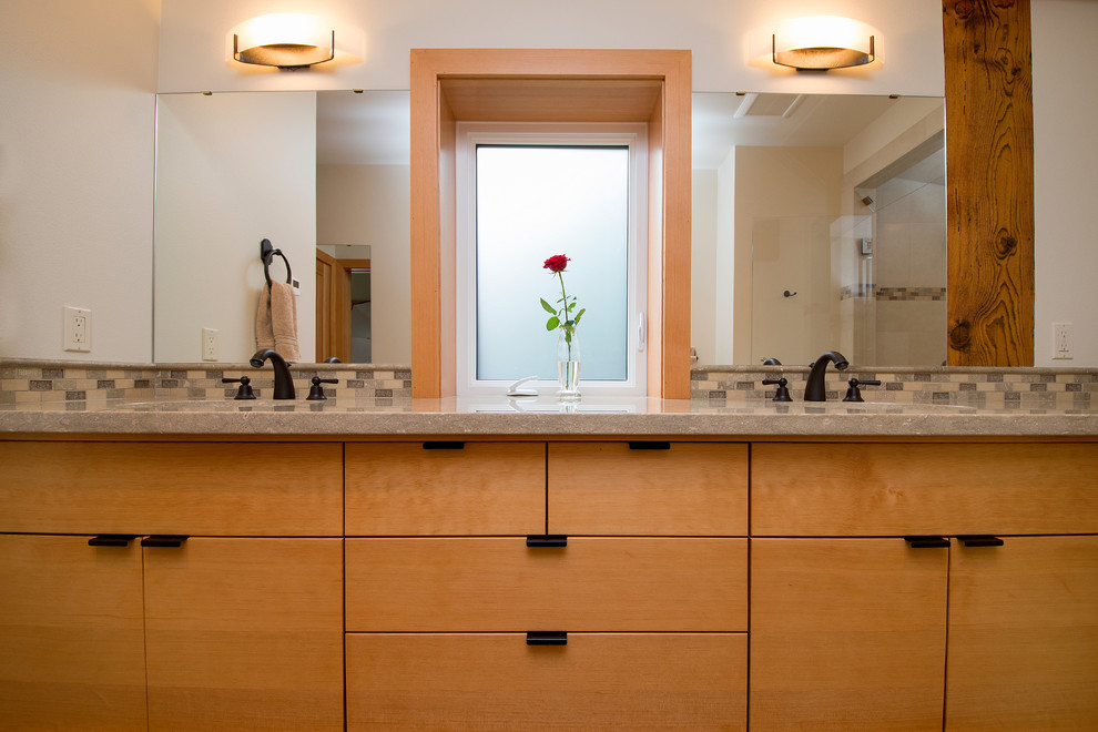Mittelgroßes Modernes Badezimmer En Suite mit flächenbündigen Schrankfronten, hellbraunen Holzschränken und Quarzwerkstein-Waschtisch in Seattle