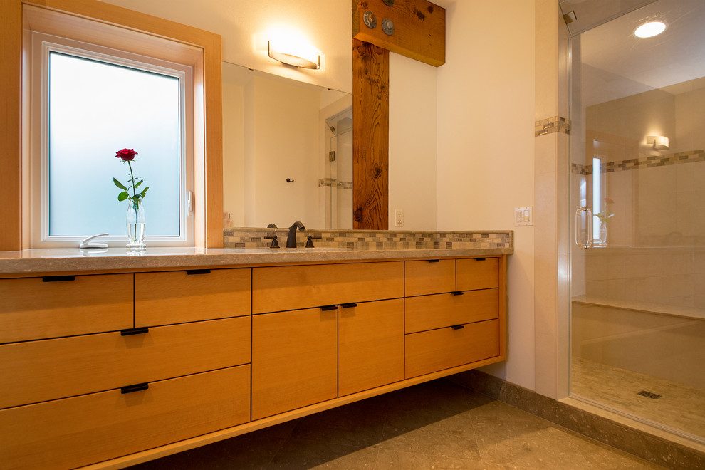 Immagine di una stanza da bagno padronale moderna di medie dimensioni con ante lisce e ante in legno scuro