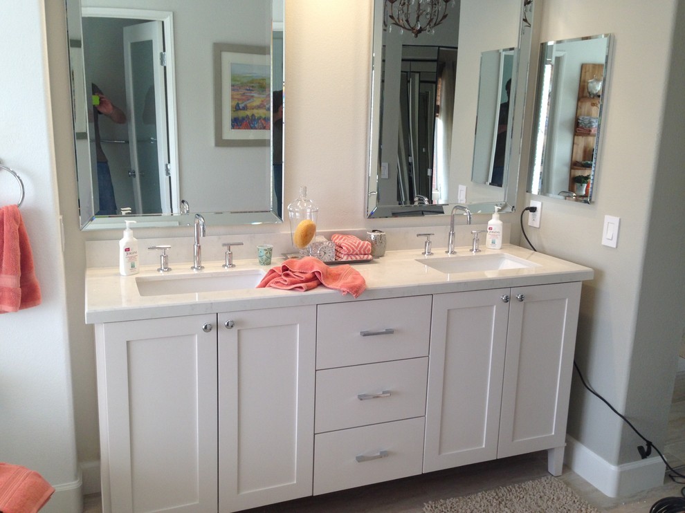 Exempel på ett stort klassiskt en-suite badrum, med skåp i shakerstil, vita skåp, ett fristående badkar, en dusch i en alkov, en toalettstol med separat cisternkåpa, vita väggar, ljust trägolv, ett undermonterad handfat och marmorbänkskiva
