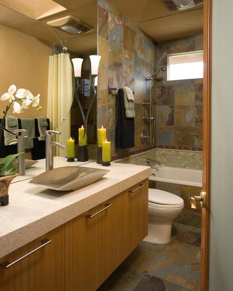 Inspiration för små moderna en-suite badrum, med luckor med lamellpanel, skåp i ljust trä, ett platsbyggt badkar, en dusch/badkar-kombination, en toalettstol med hel cisternkåpa, flerfärgad kakel, stenkakel, beige väggar, skiffergolv, ett fristående handfat och bänkskiva i akrylsten