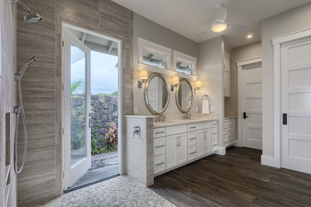 Ejemplo de cuarto de baño principal tradicional renovado con armarios estilo shaker, puertas de armario blancas, ducha abierta, baldosas y/o azulejos blancos, paredes beige y lavabo bajoencimera