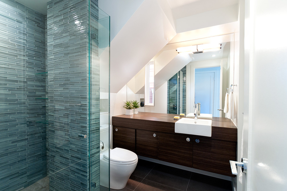 Modernes Badezimmer mit Einbauwaschbecken, flächenbündigen Schrankfronten, dunklen Holzschränken, Waschtisch aus Holz, Duschnische, blauen Fliesen und Stäbchenfliesen in Vancouver