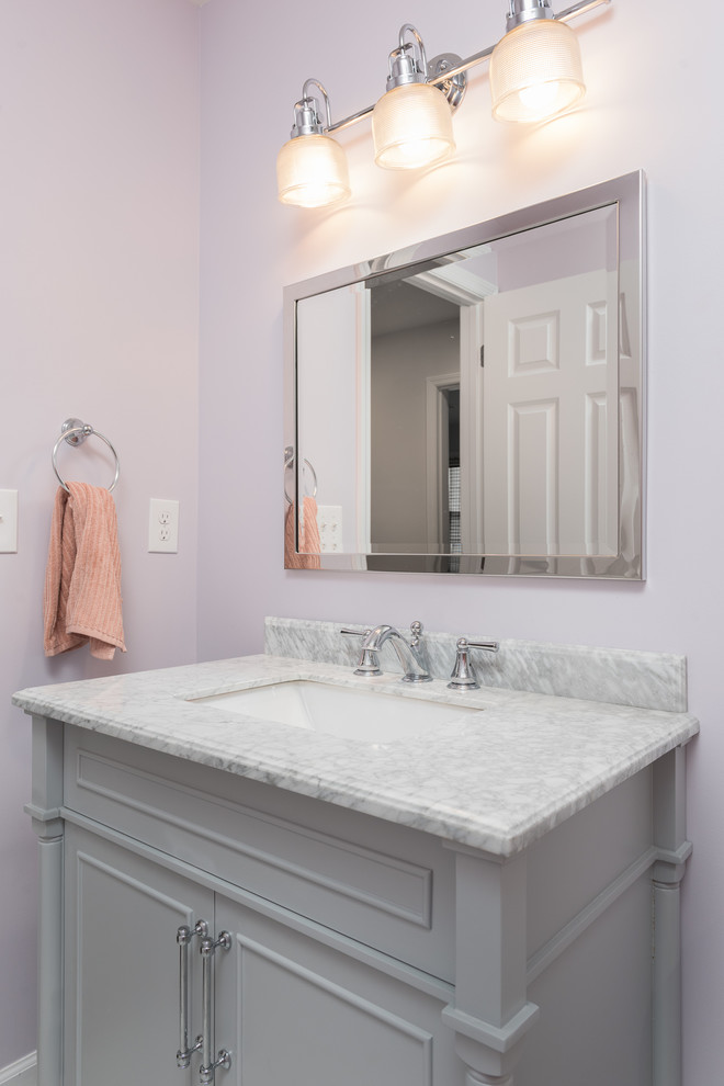 Aménagement d'une petite salle de bain classique avec un mur violet, un sol en carrelage de céramique, un lavabo encastré, un plan de toilette en marbre, un placard en trompe-l'oeil, des portes de placard grises, une baignoire en alcôve, un combiné douche/baignoire, un carrelage gris, un carrelage métro, un sol blanc et une cabine de douche avec un rideau.