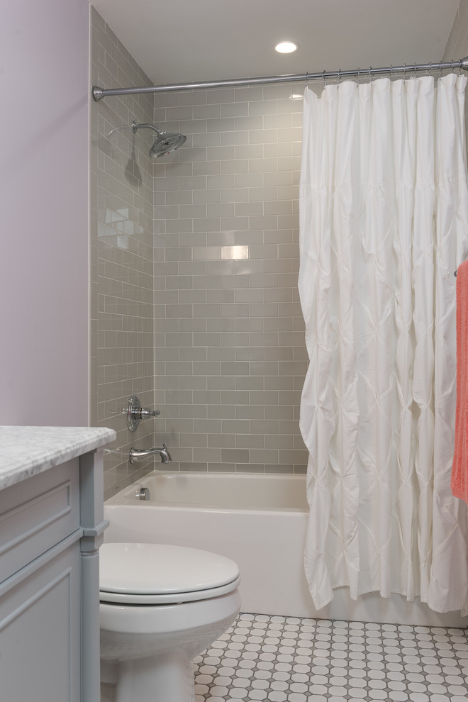 На фото: маленькая ванная комната в стиле неоклассика (современная классика) с фиолетовыми стенами, полом из керамической плитки, ванной в нише, душем над ванной, серой плиткой, плиткой кабанчик, врезной раковиной, мраморной столешницей, белым полом и шторкой для ванной для на участке и в саду с