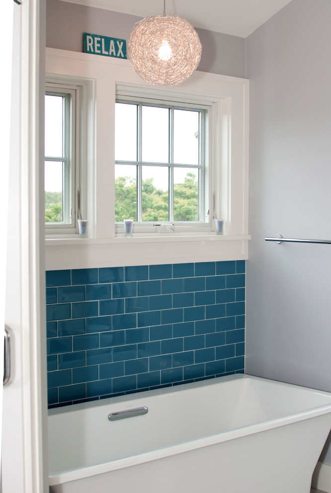 Свежая идея для дизайна: главная ванная комната среднего размера в стиле неоклассика (современная классика) с отдельно стоящей ванной, серыми стенами и полом из керамической плитки - отличное фото интерьера